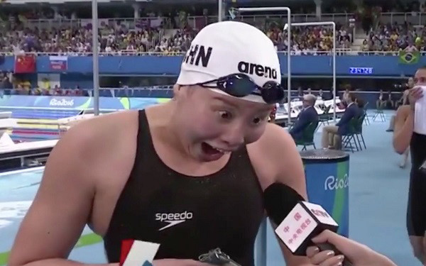 Fu Yuanhui tells a journalist that she has used up all prehistorical powers after finishing the women's backstroke semi-final at the Rio Olympics on Aug. 8, 2016. (Photo from web)