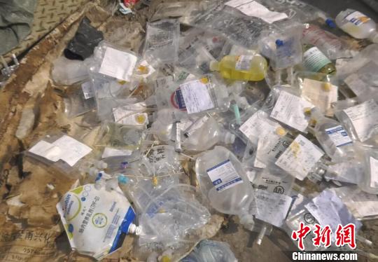 Medical wastes including infusion tubes and antibiotics bottles were found at the dump site. (Photo/China News Service)
