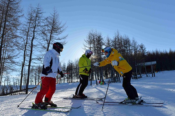 Skiers practice at a ski resort in Chongli, Hebei province, Dec 12, 2016. (Photo/Xinhua)