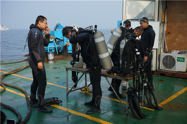 Archaeologists prepare for the underwater field research of the Zhiyuan. (Photo provided to China Daily)