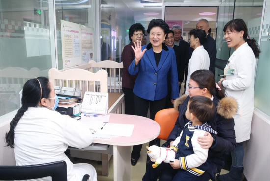 Chinese Vice Premier Liu Yandong inspects the health service center of Yuetan Community in Beijing, capital of China, Jan. 3, 2017. (Photo: Xinhua/Yao Dawei)