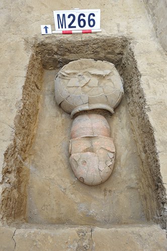 Burial urns for a child (left) and an adult discovered in Tongzhou in 2016 Photo: Courtesy of the Beijing Municipal Administration of Cultural Heritage
