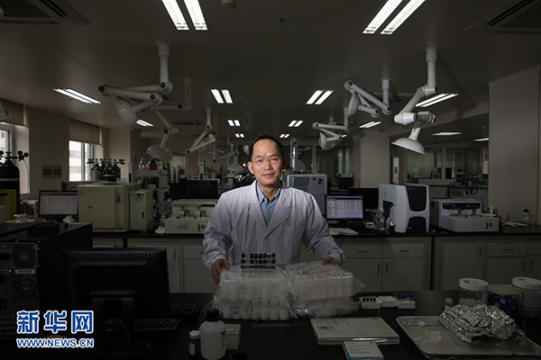 Yao Tandong in his lab (File photo/Xinhua)