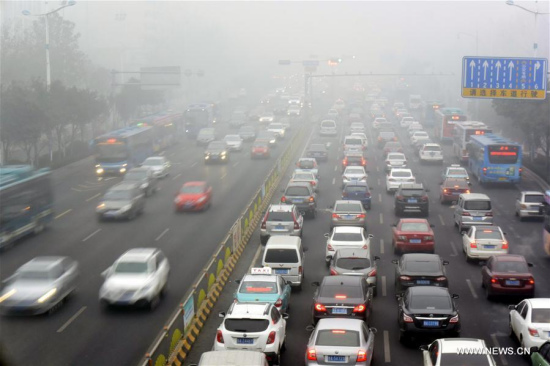 Photo taken on Jan. 4, 2017 shows the downtown aera of Jinan City wrapped in fog and haze in east China's Shandong Province.(Photo: Xinhua/Zhu Zheng)