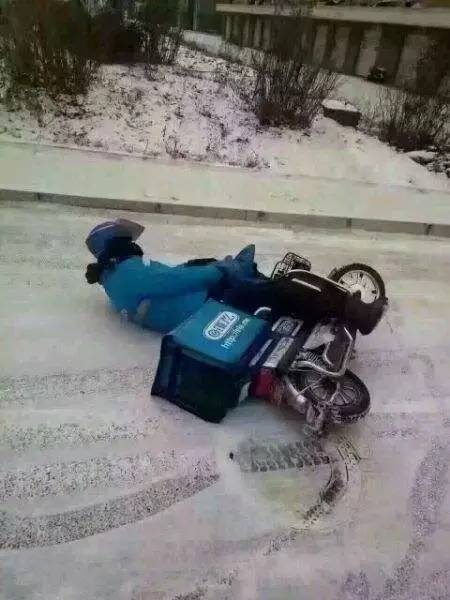 A deliveryman falls sideways on his scooter on a snowy day. (Photo from the web)