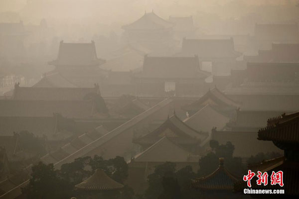 The Palace Museum is shrouded by smog in Beijing. (Photo/Chinanews.com)