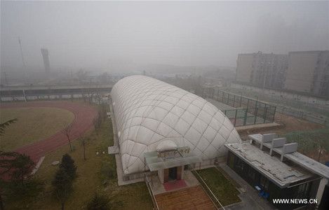 Photo taken on Jan. 4, 2017 shows the specially-built dome for athletic activities at Yuxing Campus of Huaxing Primary School in Shijiazhuang, capital of north China's Hebei Province. The dome, which is pressurized, has built-in filtration systems. Heavy smog continued to shroud north China on Wednesday. (Xinhua/Wang Xiao)