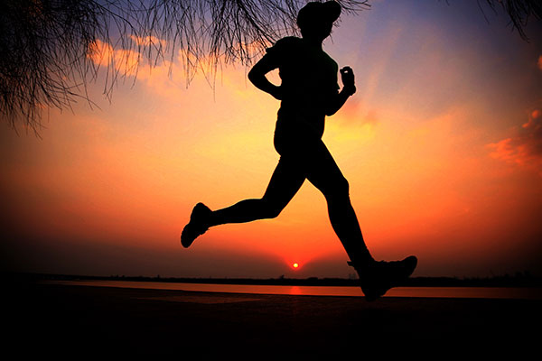 A runner exercises along the Songhua River in Harbin, Heilongjiang province, in April. ZHANG SHU/CHINA DAILY
