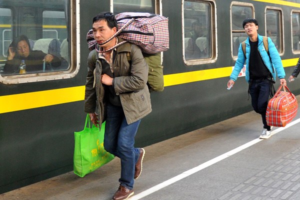 Passengers catch a train at Nanjing Railway Station on Tuesday. (Photo by Lang Congliu/China Daily)