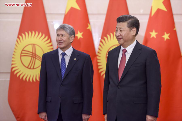 Chinese President Xi Jinping (R) meets with Kyrgyz President Almazbek Atambayev in Beijing, capital of China, Jan. 6, 2017. (Xinhua/Li Xueren)