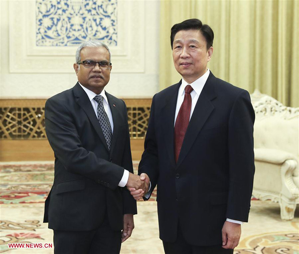 Chinese Vice President Li Yuanchao (R) meets with Maldives Foreign Minister Mohamed Asim in Beijing, capital of China, Jan. 6, 2017. (Xinhua/Pang Xinglei)