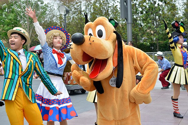 Performers at the parade of floats at the Shanghai Disney Resort hail visitors. (Photo provided to China Daily)