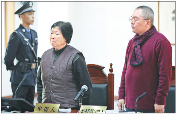 Zhang Huanzhi, Nie Shubin's mother, and Li Shuting, the family's lawyer, listen to the announcement that Nie's conviction had been quashed by a branch of the Supreme People's Court in Shenyang, Liaoning province, on Dec. 2, 2016. (Photo/Xinhua)