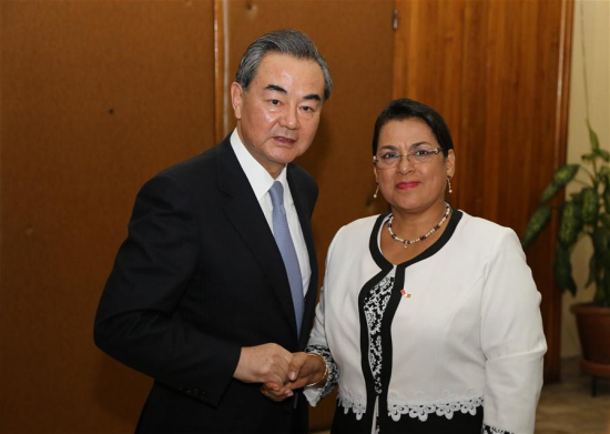 Chinese Foreign Minister Wang Yi (L) holds talks with his Madagascan counterpart Beatrice Atallah in Antananarivo, Madagascar, Jan. 7, 2017. (Xinhua/Eric)
