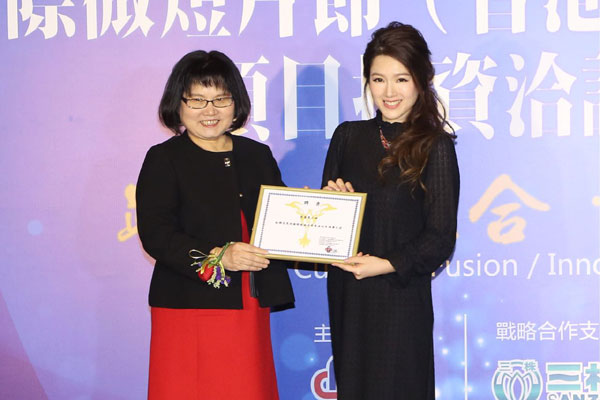 Christine Kuo Wan-wai (right), a Hong Kong actress and winner of the Miss Chinese International Pageant 2009, was designated on Monday as the ambassador of the Cannes Micro-Film Festival by Tong Aiming (left), president of the French-Chinese Cultural and Artistic Exchange Center. (Photo provided to China Daily)