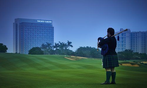 A man plays the bagpipe on a section of The Ritz-Carlton, Haikou's pristine golf course. (Photo/Courtesy of The Ritz-Carlton, Haikou)