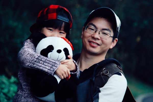Cheng Chao, 39, owner of a Shanghai-based cross-border business consulting firm, with his 6-year-old daughter, who receives more care from her freelancer dad. (Photo provided to China Daily)
