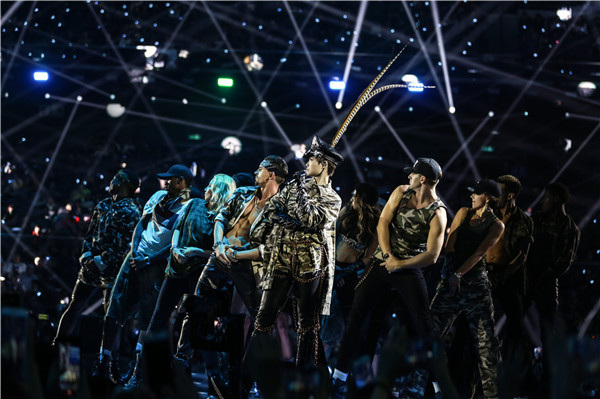 Li Yuchun performs with 300 dancers at a New Year's Eve gala aired by Jiangsu Satellite TV Station on Dec 31, 2016. (Photo provided to China Daily)