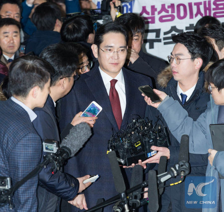 Samsung Electronics Vice Chairman Lee Jae-yong receives interviews before questioning in Seoul, South Korea, Jan. 12, 2017. (Xinhua/Lee Sang-ho)