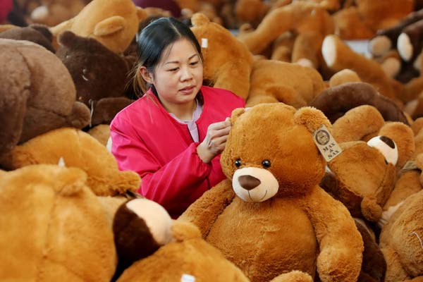 A worker inspects toys at Dongsheng Toy Company in Ganyu, Jiangsu province. The company is an exporter to the European and U.S. markets. (Photo by Si Wei/For China Daily)