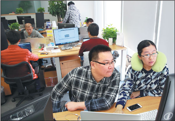 Zhang Danli (right), a 32-year-old female software engineer, works with a colleague at the offices of Mtime, an online movie portal in Beijing.Zou Hong / China Daily