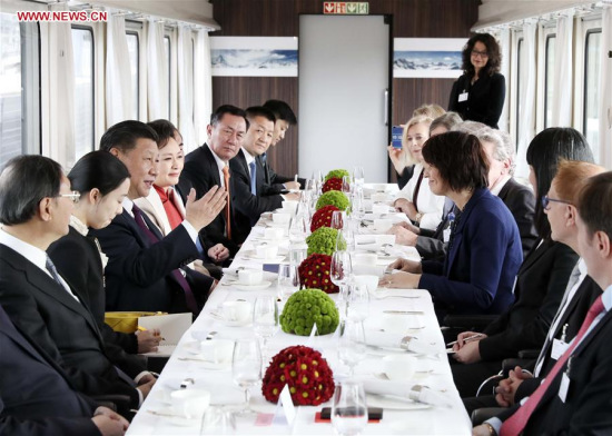 Chinese President Xi Jinping and his wife Peng Liyuan enjoy tea and conversation with Swiss President Doris Leuthard and her husband Roland Hausin in a special train on their way to Bern, capital of Switzerland, Jan. 15, 2017. (Xinhua/Lan Hongguang)