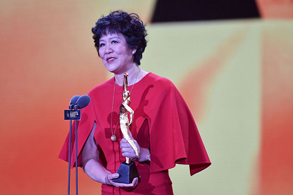 Lang Ping, head coach of China's national women's volleyball team, delivers her acceptance speech after being awarded the Coach of the Year at the 2016 CCTV Sports Personality Award in Beijing on Sunday. (Provided by China Sports Photo)