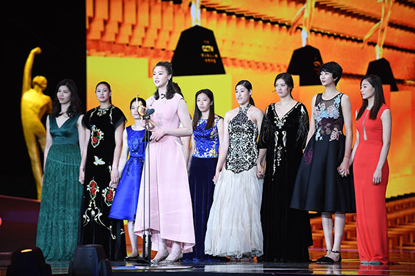 Captain of China's women's volleyball team Hui Ruoqi, ahead of her teammates, gives a speech after the squad was voted the Best Team of the Year at the 2016 CCTV Sports Personality Award in Beijing on Sunday.[Provided by China Sports Photo]