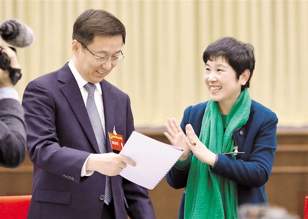 Aisin Gioro Dezhen (right), a lawmaker from the Pudong New Area, reports to Shanghai Party chief Han Zheng yesterday on a cleanup campaign which has dredged 14 polluted waterways and demolished 35 polluting factories. (Dong Jun)