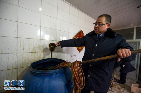 Police in Tianjin raid six workshops allegedly manufacturing fake-branded sauces and flavorings using recycled spices and industrial salt on Jan. 16, 2017. (Photo/Xinhua)