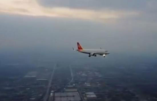 A screenshot of the video showing the landing of a passenger plane filmed by a drone only hundreds of meters away from the airliner. (Photo/China.com.cn)