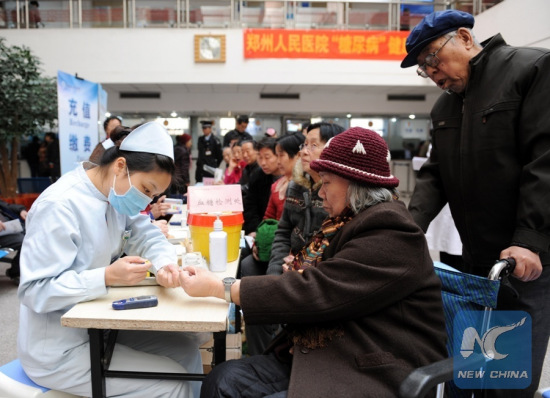File photo taken on Nov. 14, 2012 shows a nurse checks the blood glucose of a senior citizen during a free clinic service for diabetes in Zhengzhou, capital of central China's Henan Province. (Xinhua/Li Bo)