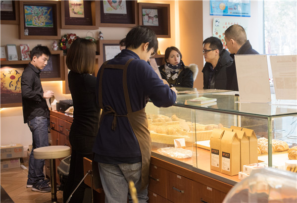 Customers head to the cafe for French bread, coffee and simple set meals. (Photo by Gao Erqiang/China Daily)