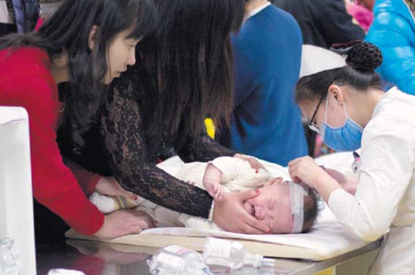 A child receives treatment at Beijing Children's Hospital in December. DING SHAN/CHINA DAILY