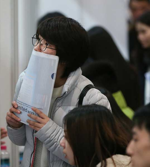 University graduates attend a job fair in Shanghai early this month.(Photo/Xinhua)