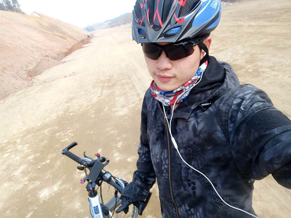 Feng Jianchuan, a 20-year-old restaurant worker in Shanghai, chooses to ride home by bike  for the Spring Festival in 2017. (Photo provided to chinadaily.com.cn