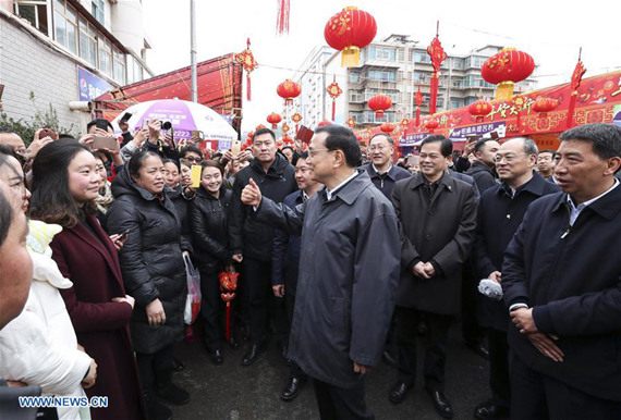 Chinese Premier Li Keqiang (C, front) inspects a Spring Festival market in Zhaotong, southwest China's Yunnan Province, Jan. 23, 2017. Li made an inspection tour to southwest China's Yunnan Province from Monday to Wednesday. (Xinhua/Pang Xinglei)