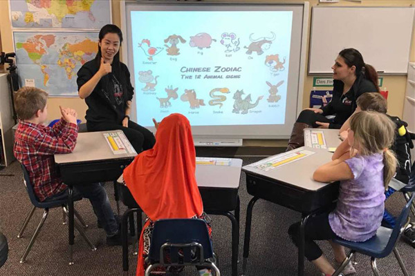 Zheng Xuan teaches Chinese Sign Language at the Metro Deaf School in Saint Paul, Minnesota, the United States.Photos Provided To China Daily