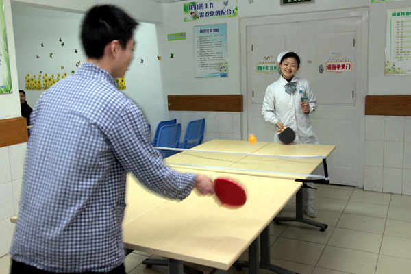 A nurse plays table tennis with a patient being treated for depression in Nanjing. (Photo provided To China Daily)