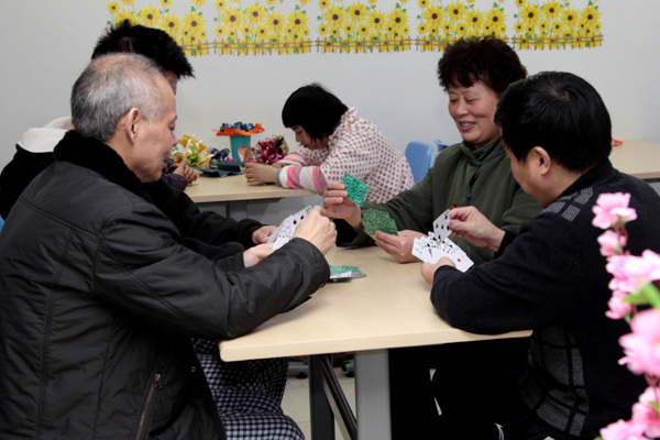 Patients play cards. (Photo provided to China Daily)