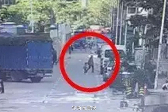 A boy is seen taken away by a woman in this surveillance video. (Photo/Weibo)