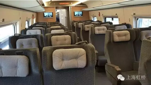Seats in the new Shanghai-Kunming CRH trains are specially designed to be much broader than those of trains used on other routes, providing passengers with a more comfortable travelling experience. (Photo provided to China Daily)