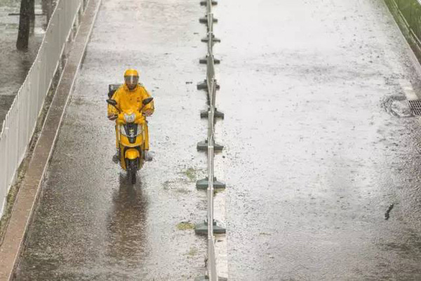 A courier delivers food on a rainy day. (Photo from the web)