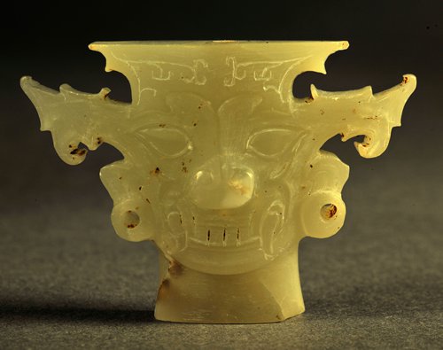 A jade statue (left) unearthed at the Neolithic Shijiahe Culture site in Hubei Province and a pottery statuette excavated from the Xizhucun Tomb in Henan Province (Photo/Courtesy of the CASS Institute of Archeology)