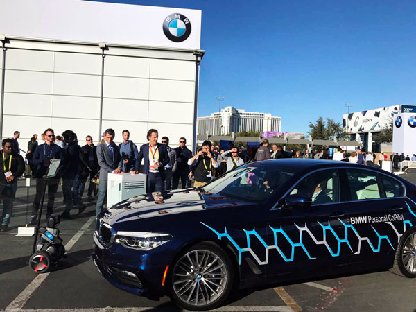 Loomo, Segway's self-balancing two-wheeled robot, presents as a parking pilot assistant for a BMW car at the CES 2017 in Las Vegas. (Photo provided to chinadaily.com.cn)