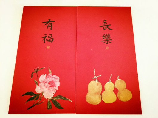 Two new style red paper packets designed by woman painter Lin Xi. (Photo by Jiang Yanzhen/provided to chinadaily.com.cn)