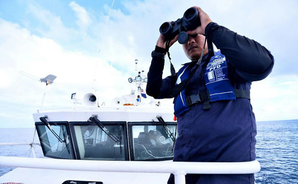 A Malaysian maritime rescuer searches for the missing Chinese tourists after a boat accident off the Sabah state on North Borneo on January 31, 2017.  (Photo/Xinhua)