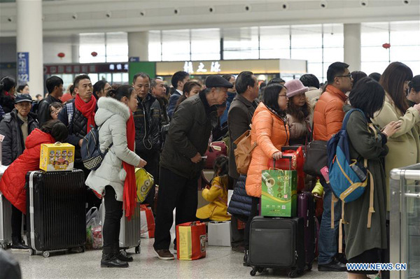 Passengers wait for trains at the Nanchang West Railway Station in Nanchang, capital of east China's Jiangxi Province, Feb. 1, 2017. (Xinhua/Peng Zhaozhi)