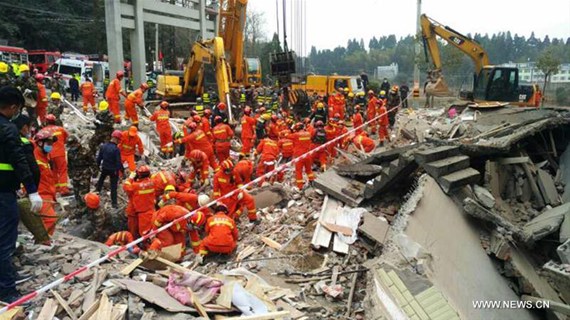 Photo taken by cellphone on Feb. 2, 2017 shows rescuers working at the accident site in Wencheng County, Wenzhou City of east China's Zhejiang Province. (Photo/Xinhua)