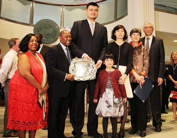 Yao Ming poses with his family and Houston Mayor Sylvester Turner and his daughter Ashley in Houston on Thursday. (Photo by May Zhou/China Daily)